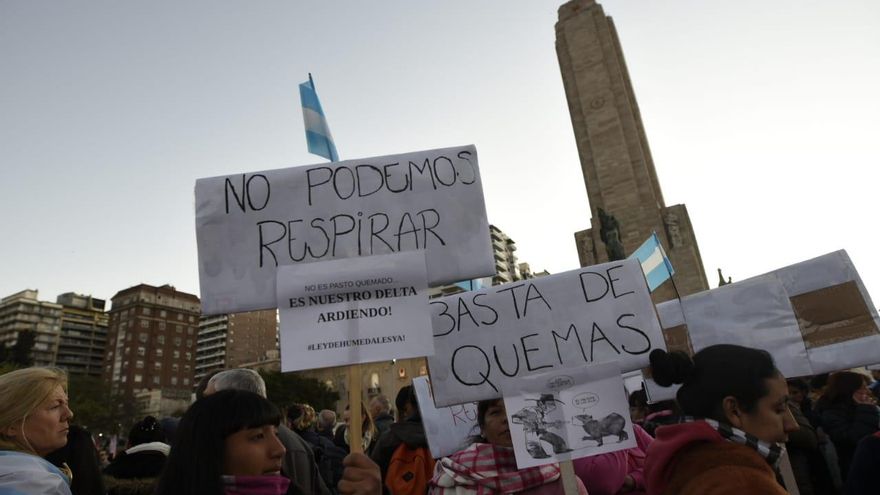 Masiva marcha en Rosario contra los incendios: “No podemos respirar”
