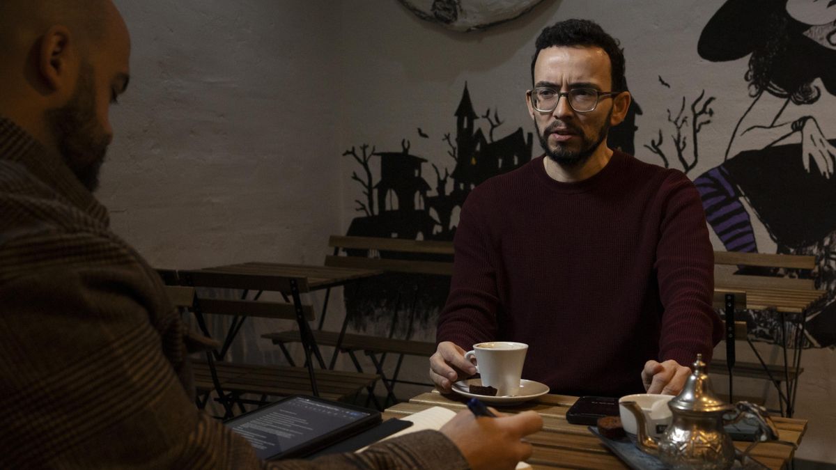 El candidato de Podemos a la Junta de Castilla y León, Miguel Ángel Llamas, durante de la entrevista.