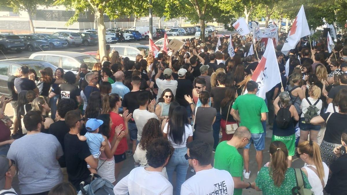 Docentes y familias se han concentrado ante la sede de la Consejería de Educación bajo el lema 'La Sagra existe'