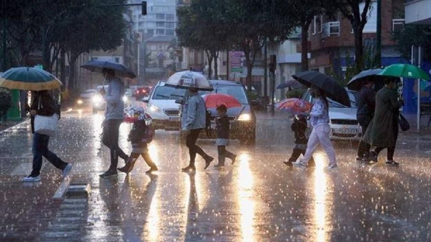 Archivo - Peatones bajo la lluvia en Málaga