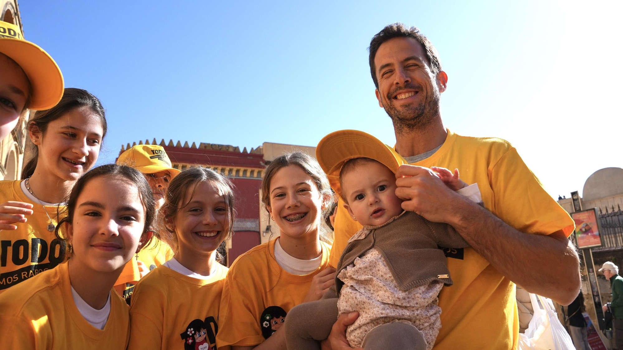 Córdoba abraza la Mezquita Catedral por las enfermedades raras