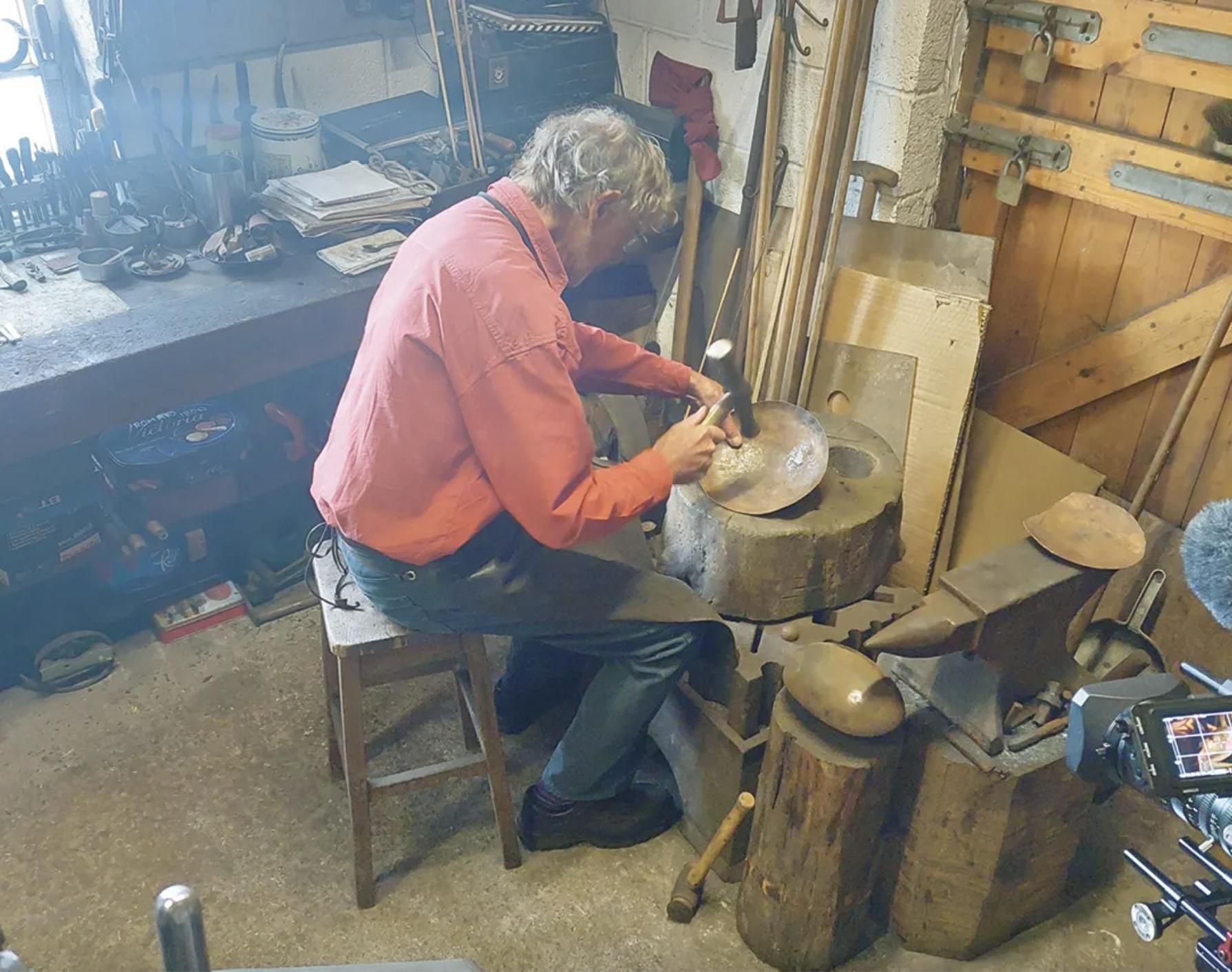 Héctor Cole trabajando en la réplica del caldero