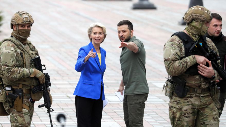 El presidente de Ucrania, Volodímir Zelenski (d), y la presidenta de la Comisión Europea, Ursula von der Leyen (i), asisten a su reunión en Kiev este jueves. EFE/EPA/SERGEY DOLZHENKO