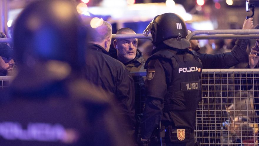 Un policía nacional habla con el líder de Desokupa, Daniel Esteve, al Congreso de los Diputados, a 7 de noviembre de 2023, en Madrid (España).