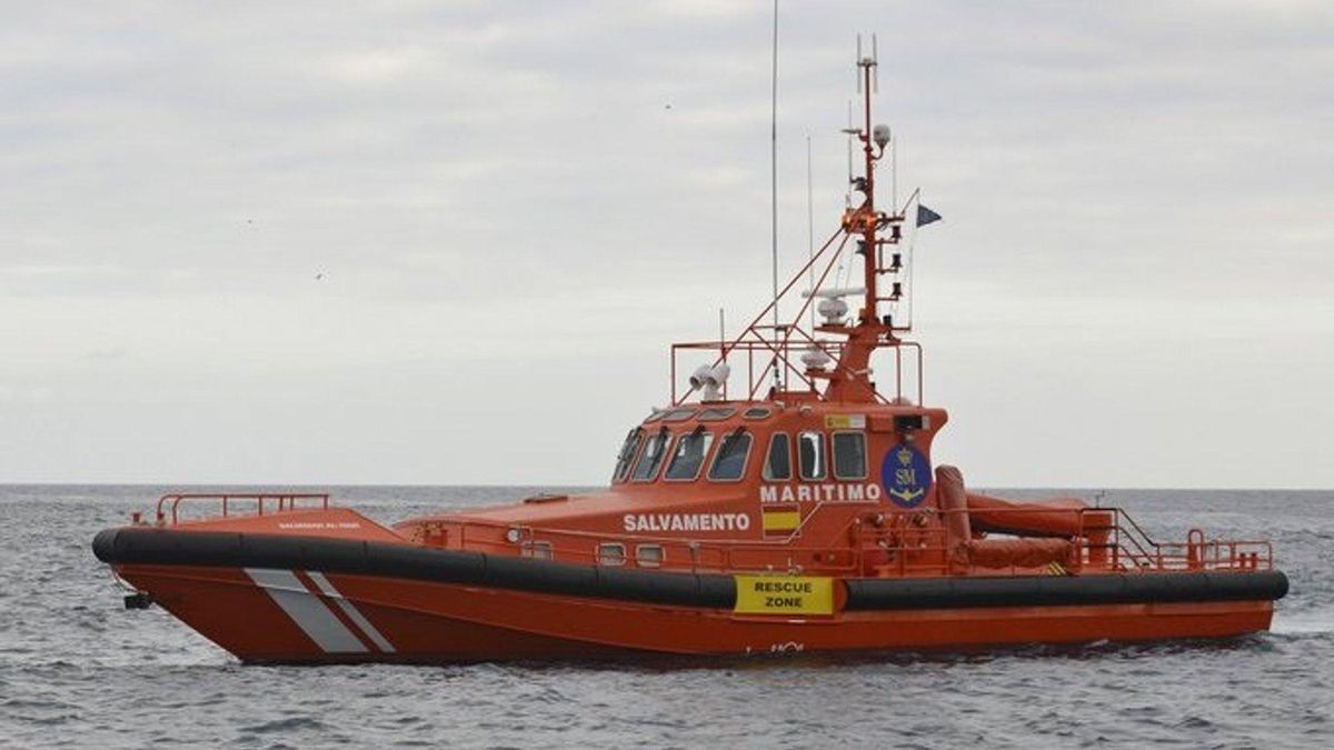 Llega a Los Cristianos un cayuco con unas 120 personas migrantes a bordo