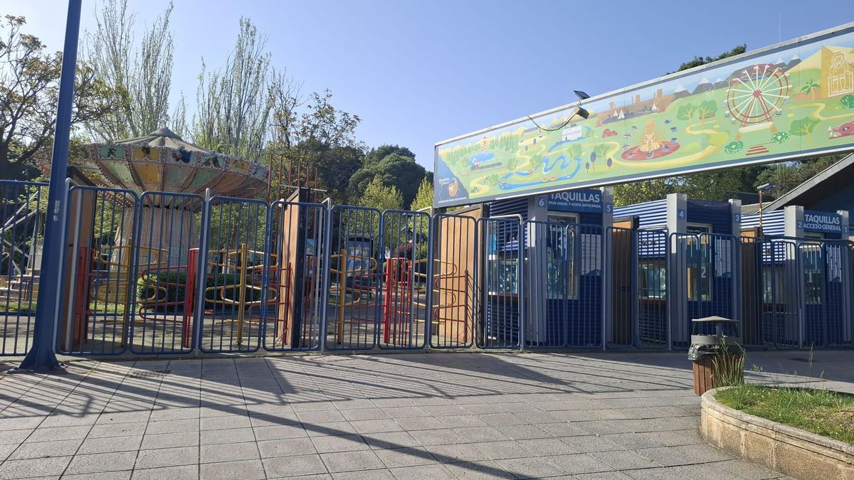 Entrada al Parque de Atracciones de Zaragoza, que permanece cerrado