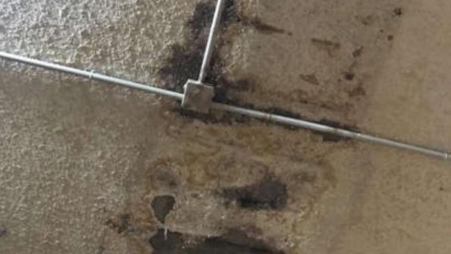 Humedades en el cuadro eléctrico del garaje.