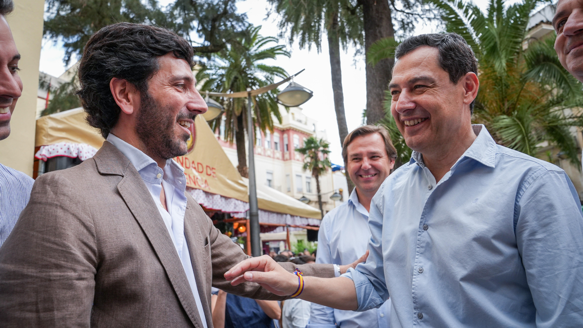 Juanma Moreno visita las Cruces de Mayo