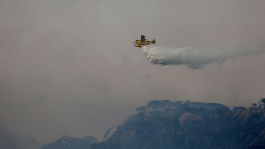 Ecologistas piden "límites vinculantes al turismo" tras el incendio que ha arrasado 300 hectáreas en Tarifa