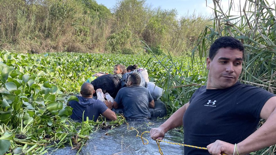 Migrantes en México se lanzan al río Bravo para llegar a los Estados Unidos