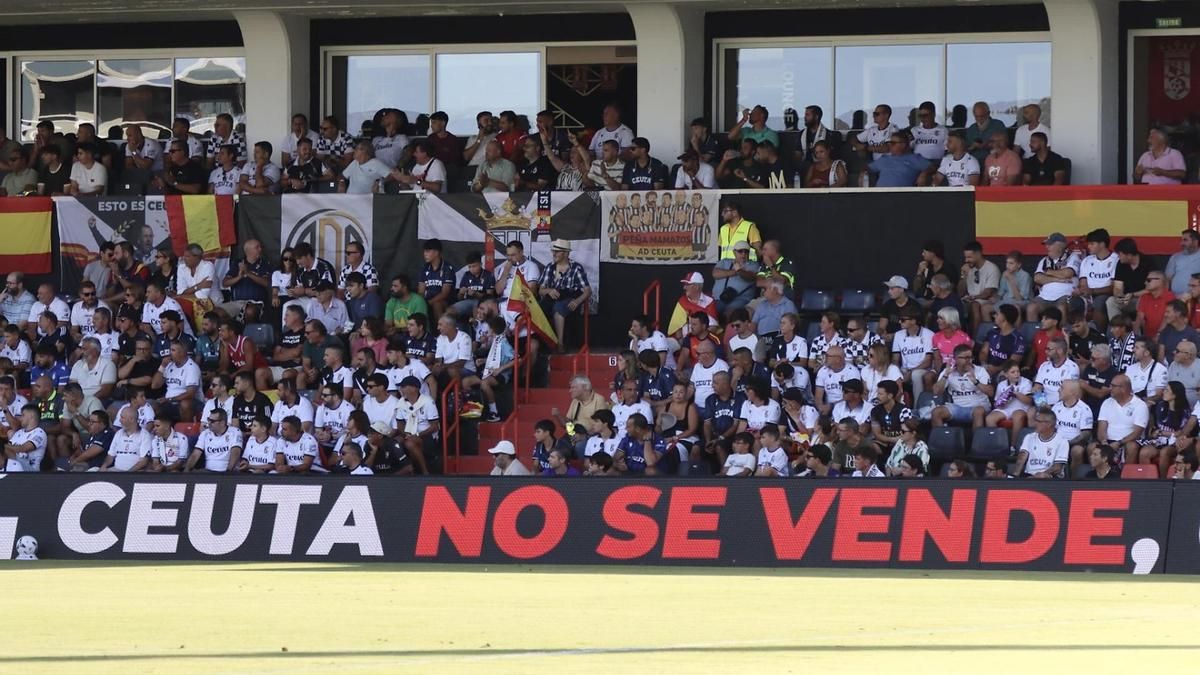 La UD Las Palmas se suma con camiseta y pancarta al mensaje del club ceutí con el lema "Ceuta no se vende. Ceuta se defiende"