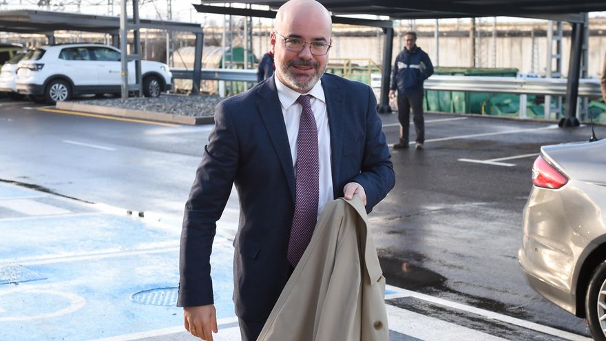 El delegado del Gobierno en la Comunidad de Madrid, Francisco Martín, a su llegada a visitar las nuevas instalaciones de la base de mantenimiento de alta velocidad de Santa Catalina en Vallecas, a 17 de enero de 2024, en Madrid (España).
