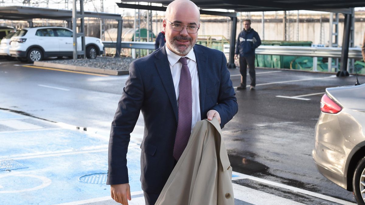El delegado del Gobierno en la Comunidad de Madrid, Francisco Martín, a su llegada a visitar las nuevas instalaciones de la base de mantenimiento de alta velocidad de Santa Catalina en Vallecas, a 17 de enero de 2024, en Madrid (España).
