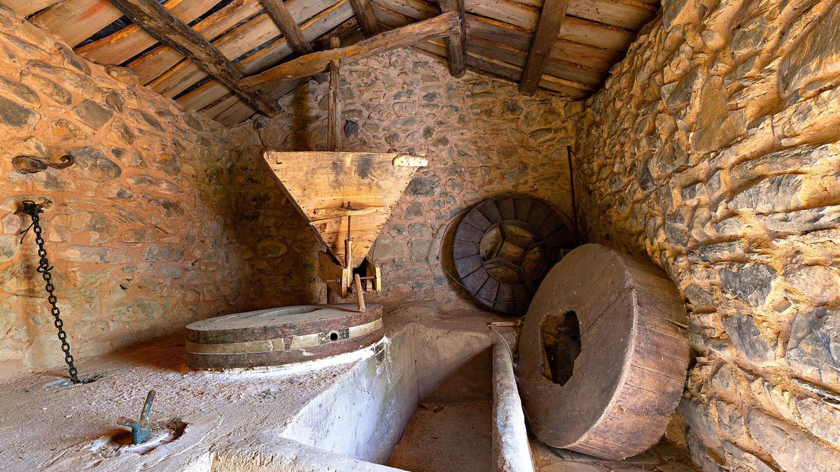 Las muelas de piedra de estas construcciones se destinaban tradicionalmente a la molienda de diferentes tipos de cereal según las necesidades locales