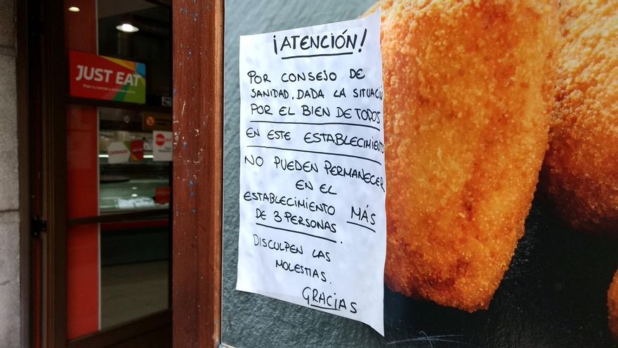 Cartel limitando la entrada de personas en un establecimiento de comida para llevar en la Corredera | SOMOS MALASAÑA