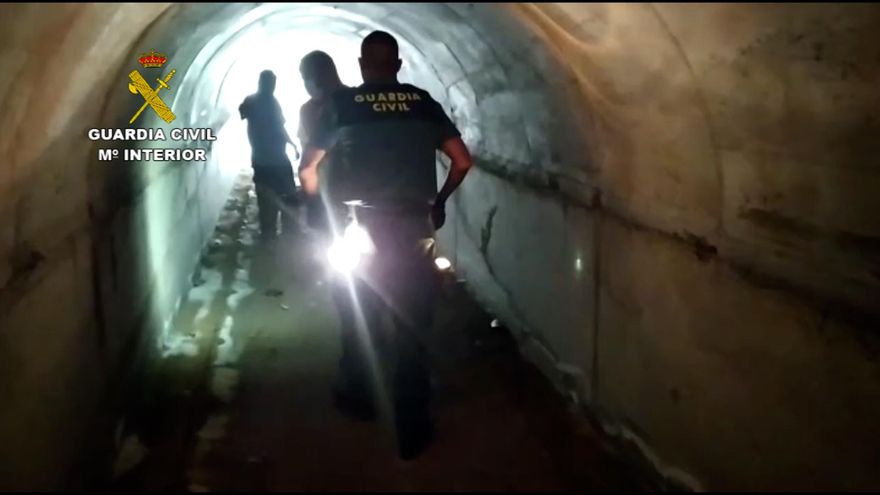 Un momento del rescate de la perra de raza pastor belga. GUARDIA CIVIL