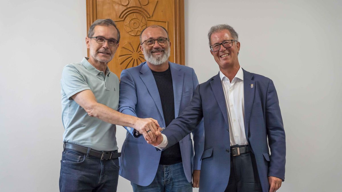 El director general de Salud Mental y Adicciones del Servicio Canario de la Salud (SCS), Fernando Gómez-Pamo; el alcalde de Santa Lucía de Tirajana, Francisco García, y el vicepresidente de la Fundación Canaria Yrichen, Marcial Morales, en la firma del pasado lunes del convenio por el que el Consistorio cede al SCS la gestión de la Comunidad Terapéutica La Fortaleza de Ansite.