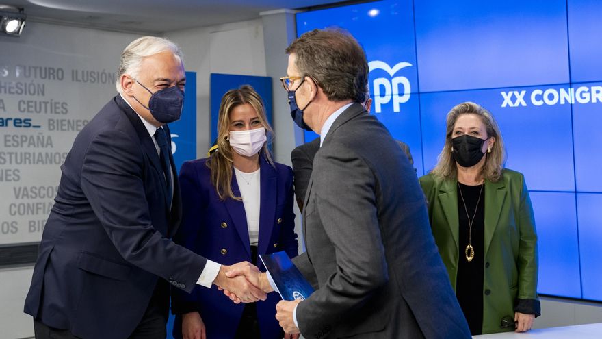 El presidente de la Xunta de Galicia, Alberto Núñez Feijóo (d), en la entrega de los avales necesarios para formalizar su candidatura en la sede nacional del PP, en la calle Génova, a 9 de marzo de 2022, en Madrid (España). Feijoo formaliza su candidatura