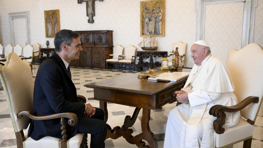 El presidente del Gobierno, Pedro Sánchez (i), es recibido en audiencia por el Papa Francisco (d), en la Biblioteca Apostólica del Vaticano