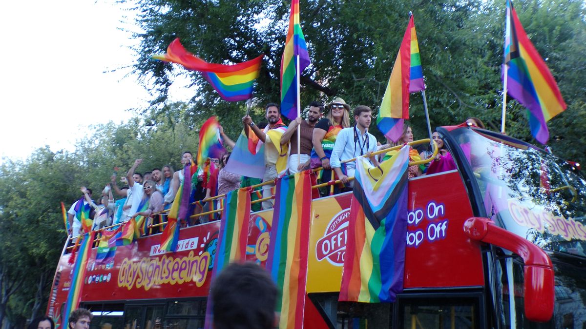 La pregonera Pastora Soler llegó en un autobús de dos plantas que recorrió toda la Alameda