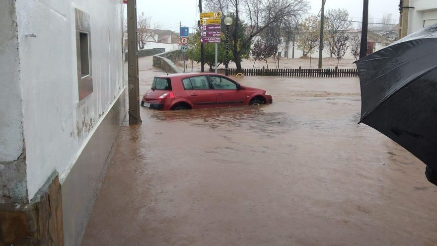El desbordamiento de la Rivera de la Troya, en La Roca de la Sierra, provocó cuantiosos daños materiales en viviendas y propiedades