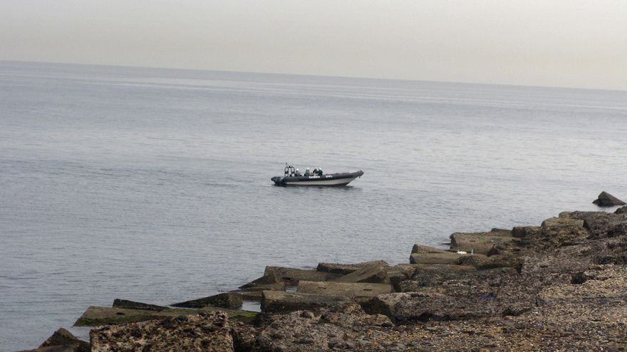 Rescatan a inmigrante herido y atrapado en escollera tras acceder en patera