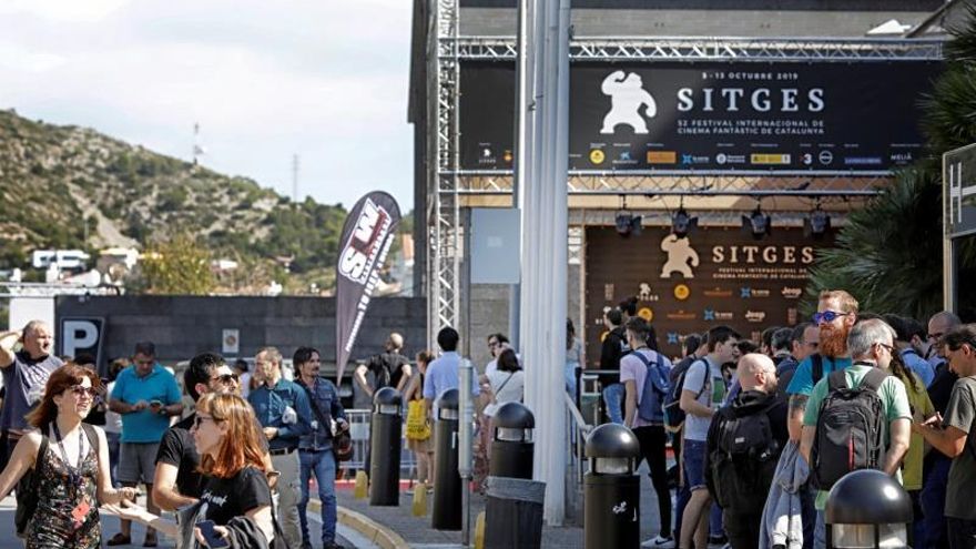 Numeroso público en los alrededores del Auditorio de la pasada edición del Festival de Cine Fantástico de Sitges.