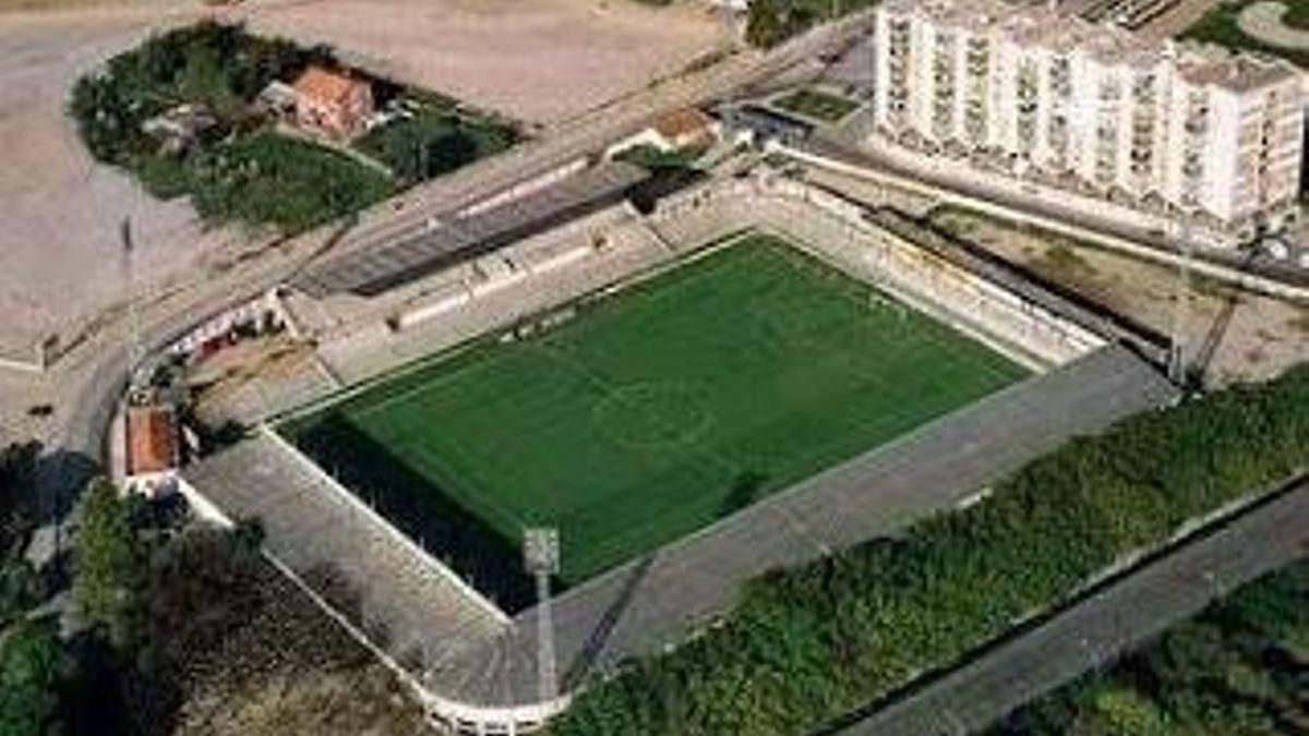 Antiguo campo del Racing sobre el actual parque de Mesones, en la que se ve parcialmente la urbanización Feygón.