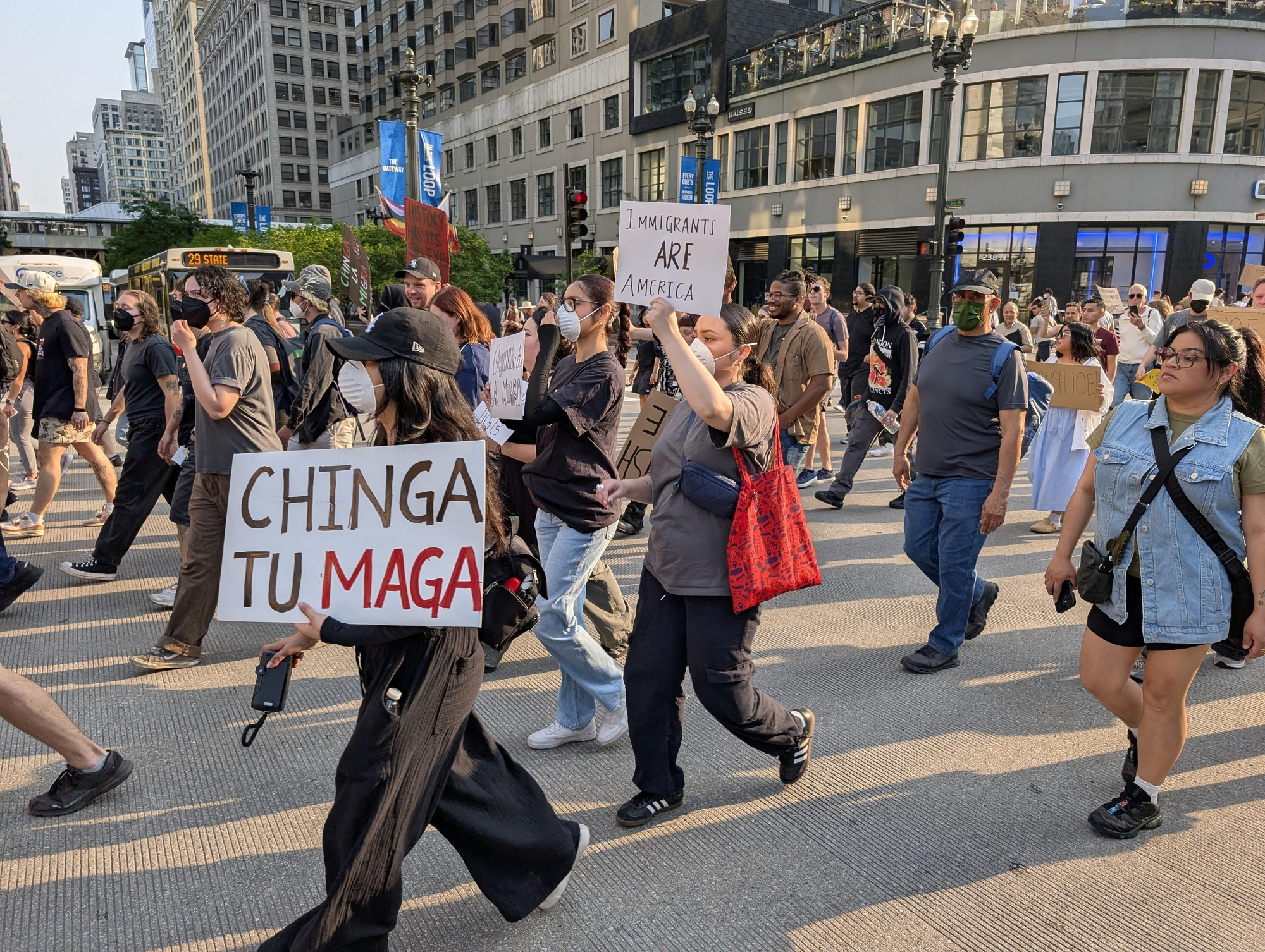 Manifestantes marchan por el distrito comercial de Chicago para protestar contra las redadas de inmigración, el 10 de junio de 2025