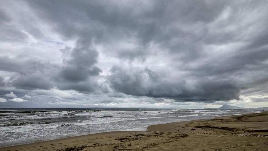 El temporal descarga en Cullera y evita, por ahora, la zona más afectada por la riada