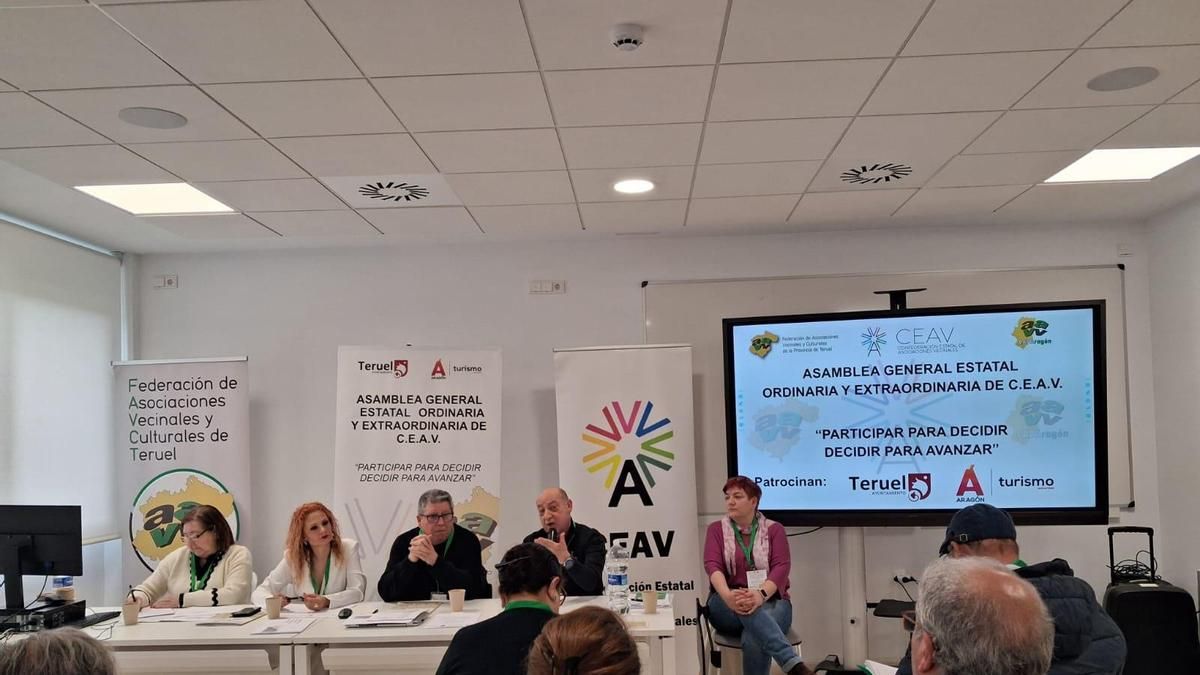 Mesa de uno de los debates del encuentro realizado en Teruel