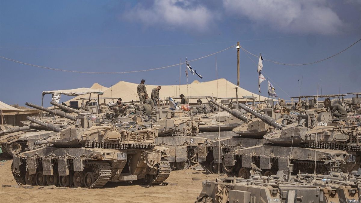 Tanques de las Fuerzas de Defensa de Israel, junto a la frontera de Gaza, tras la entrada en vigor del alto el fuego, en 10 de octubre de 2025.
