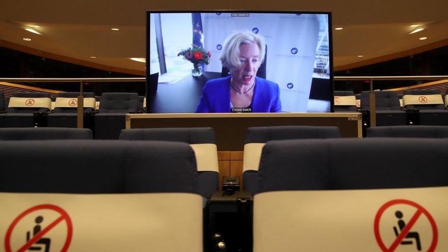 En una rueda de prensa por videoconferencia desde Ámsterdam, la directora ejecutiva de la EMA, Emer Cooke, aseguró que los científicos europeos se toman “muy en serio la seguridad” de las vacunas. EFE/EPA/YVES HERMAN