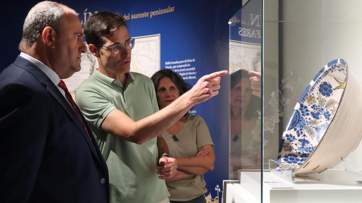 El consejero en la exposición sobre la loza de Hellín. JCCM