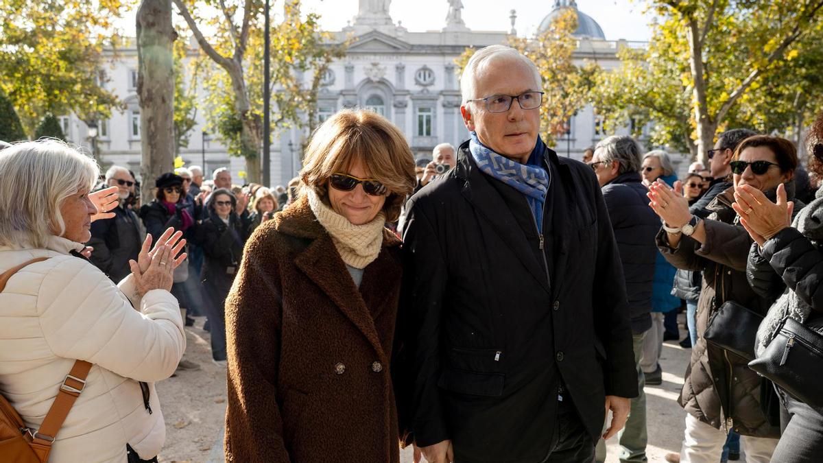 El exmagistrado de la Audiencia Nacional, Baltasar Garzón y su pareja, la exministra de Justicia y exfiscal general del Estado, Dolores Delgado, en la concentración de este domingo.