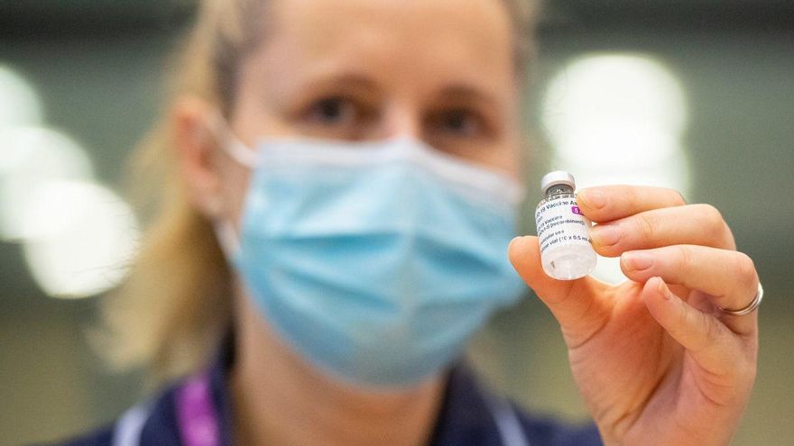 Una vacunadora en un Reino Unido sostiene el suero