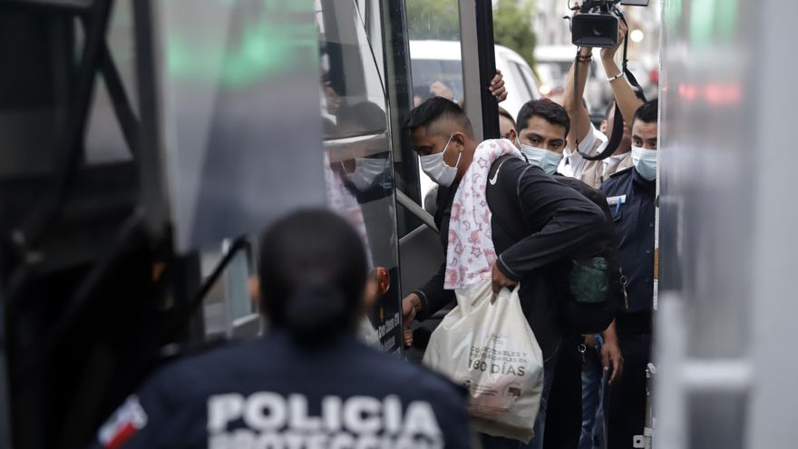 Detienen a 60 migrantes en el centro de México aunque contaban con permiso