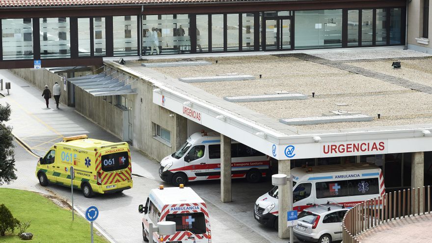 Ambulancias en el aparcamiento de Urgencias del Hospital Valdecilla.