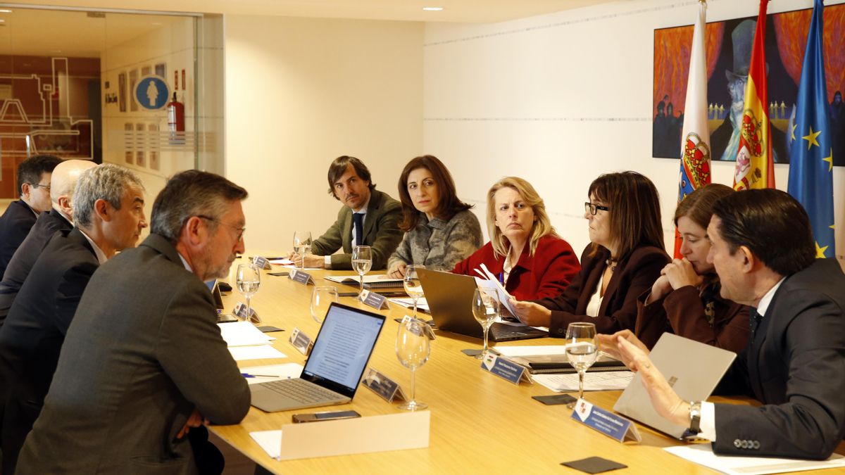 La conselleira gallega de Medio Ambiente, Ángeles Vázquez (segunda por la izquierda) junto a los consejeros de Cantabria, Euskadi, La Rioja, Castilla y León, Aragón y Madrid.