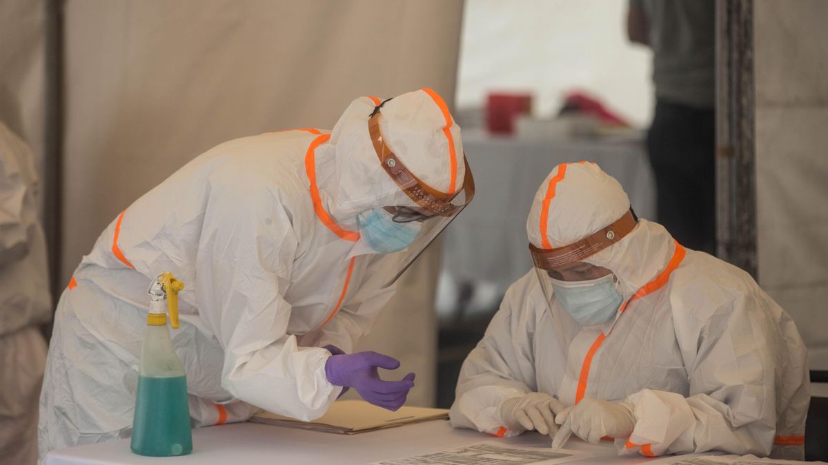 Personal de salud se prepara para realizar pruebas de coronavirus en Ciudad de Guatemala (Guatemala). EFE/Esteban Biba/Archivo