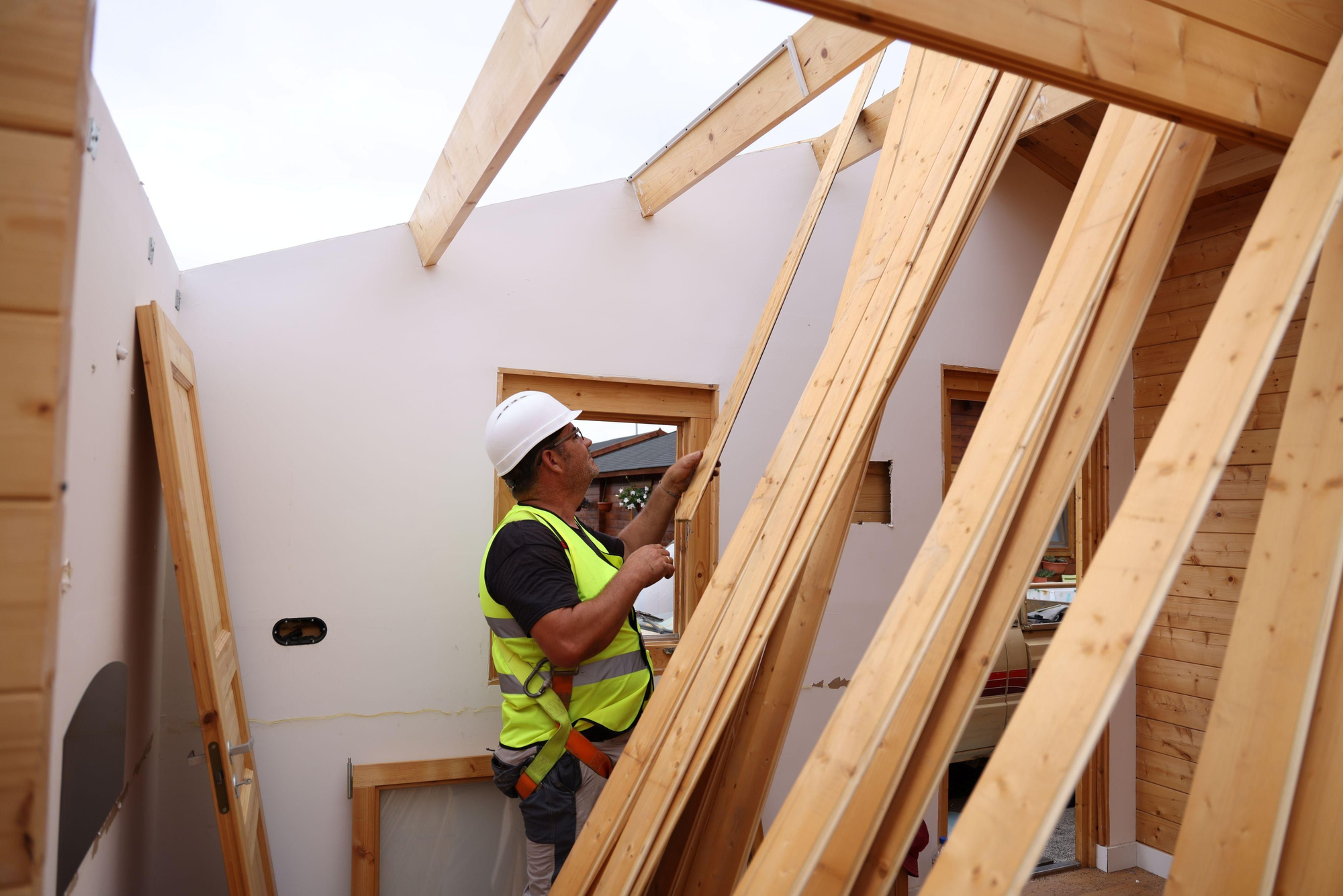 Desmonte de viviendas para los afectados por el volcán.