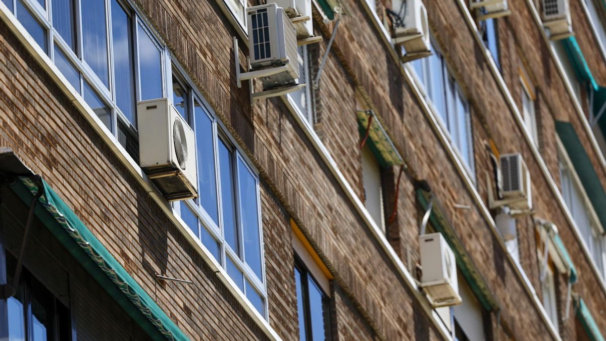 Un juez avala que unos vecinos mantengan su aire acondicionado en la fachada