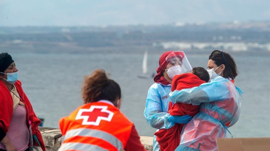 Llegada de un bebé y su madre a Lanzarote. / EFE/Javier Fuentes