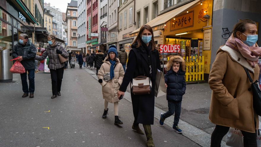 Personas con mascarilla en la calle.