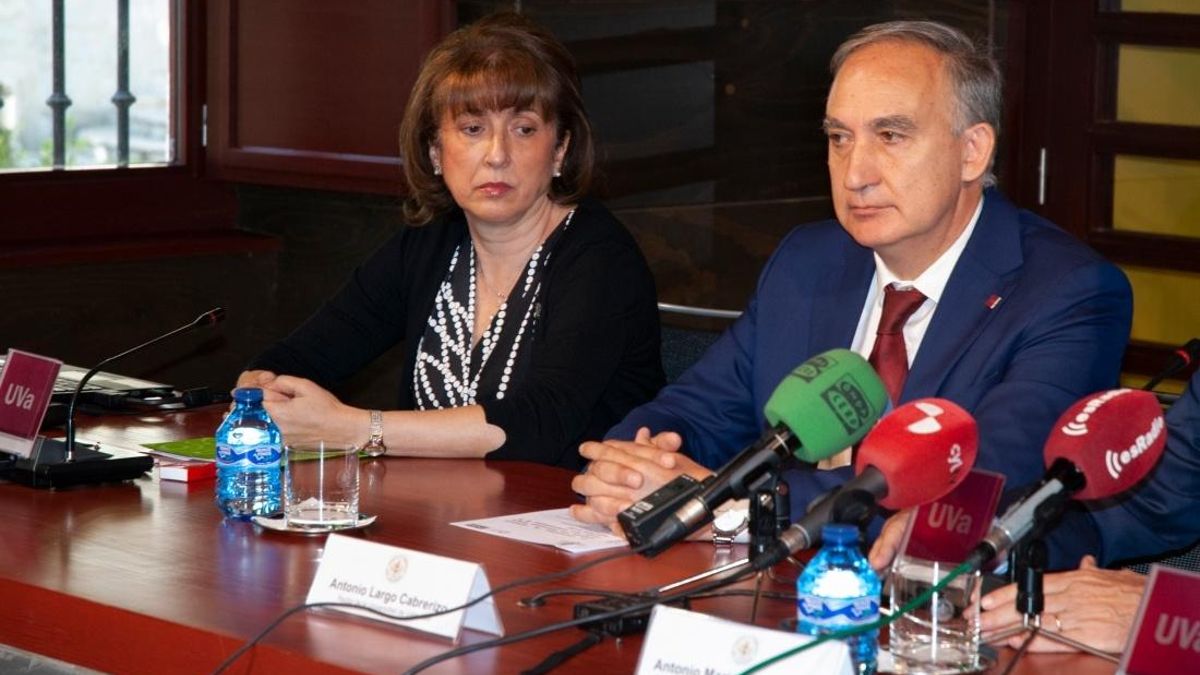 Margarita Calonge, junto al rector de la UVa.