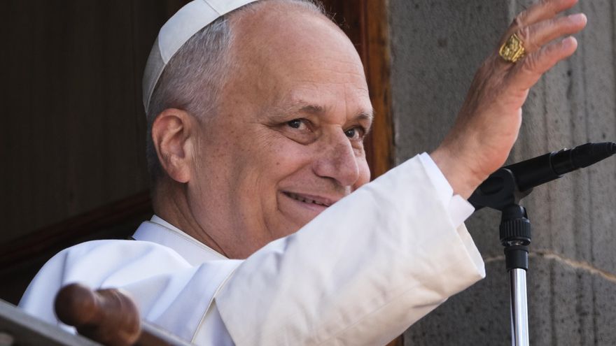 Imagen de archivo del papa León XIV durante su visita al Obispado de Tenerife. EFE/ Alberto Valdés