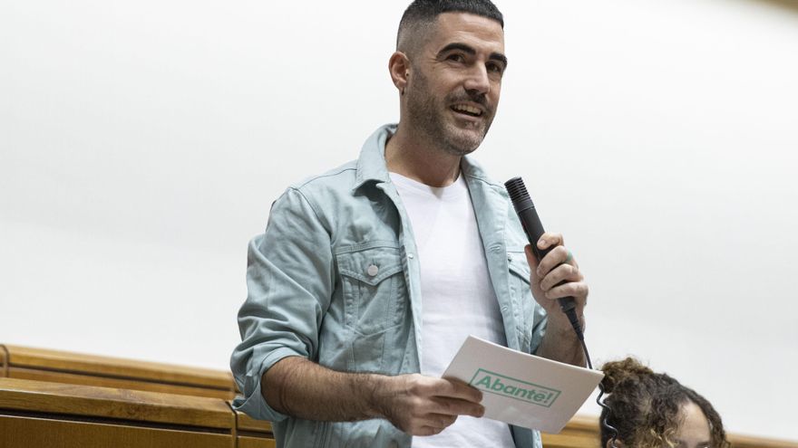 EH Bildu, de manifestarse contra la ley educativa a la "apología" del acuerdo con el consejero de Educación en seis días