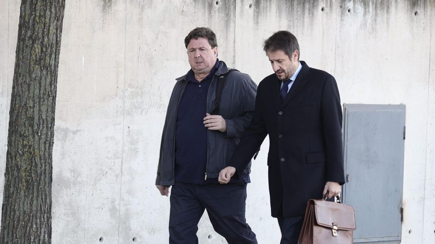 El denunciante de la trama Gürtel José Luis Peña (i) acude acompañado de su abogado para declarar como testigo a la Audiencia Nacional