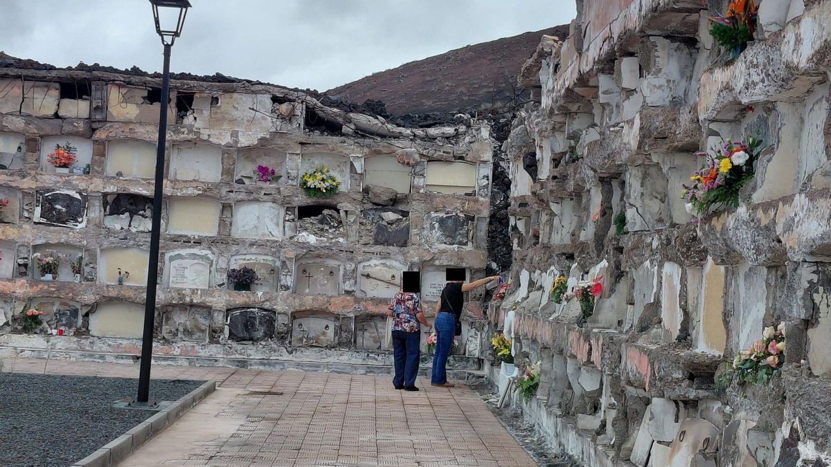 Flores para los nichos que sepultó el volcán