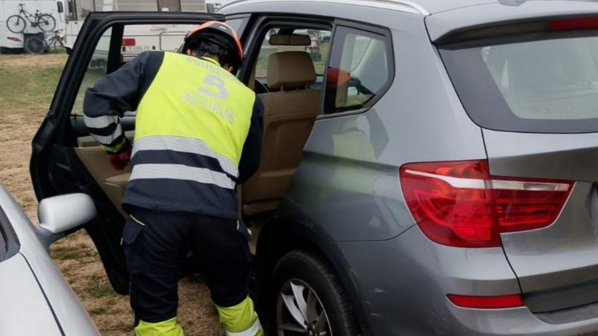 Rescatan ileso a un bebé de 18 meses que quedó encerrado en un coche con las llaves dentro en Asturias